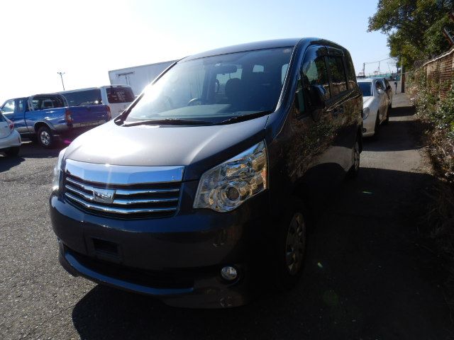 2013 Toyota Noah 